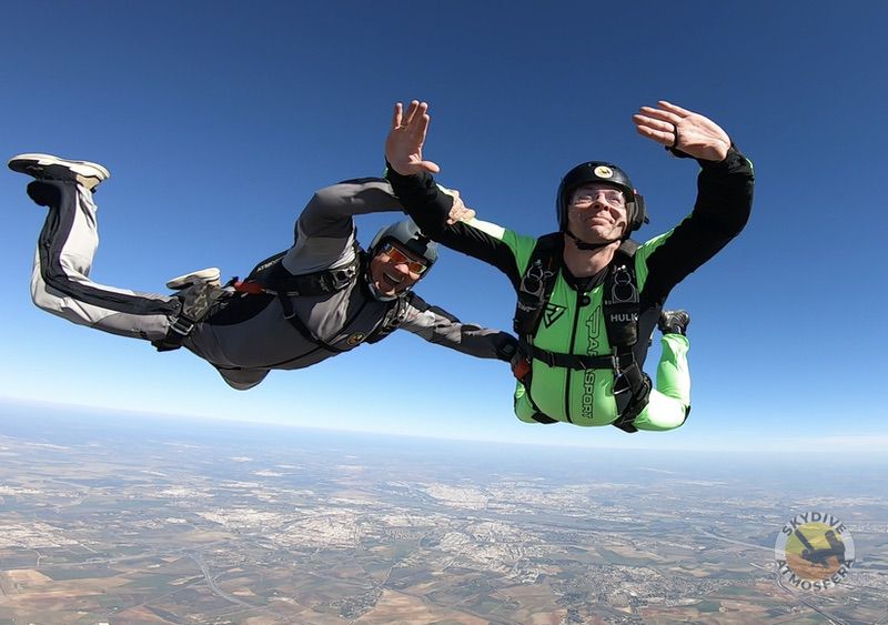 dlaczego ludzie skaczą ze spadochronem